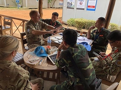 A Vietnamese officer is a lecturer at the Australian Peacekeeping Training Center 5741 peace 1